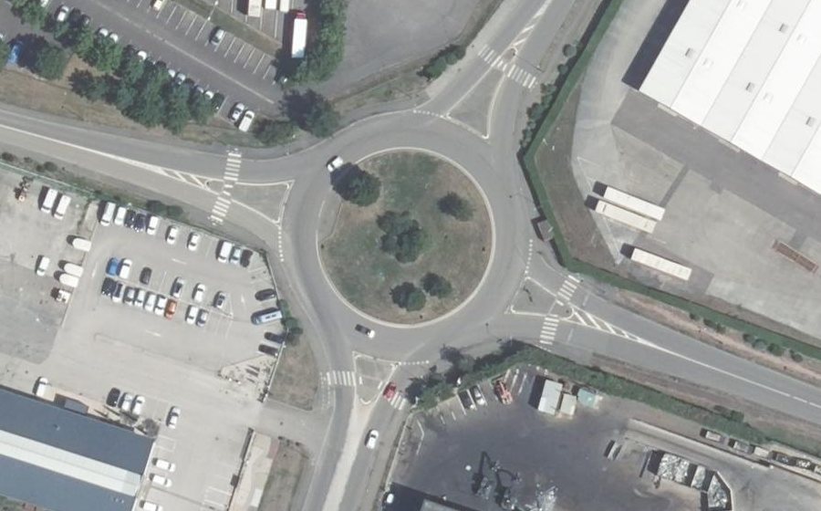 Vue aérienne du Rond-point anonyme n°209410709