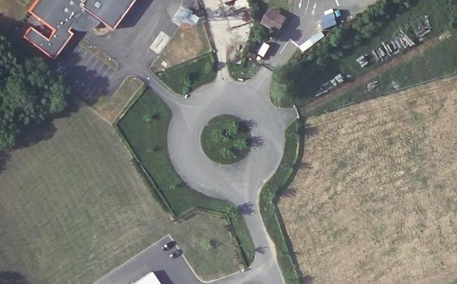 Vue aérienne du Rond-point anonyme n°209433602