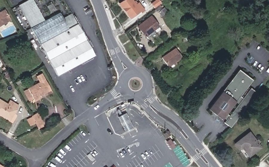 Vue aérienne du Rond-point anonyme n°209541088