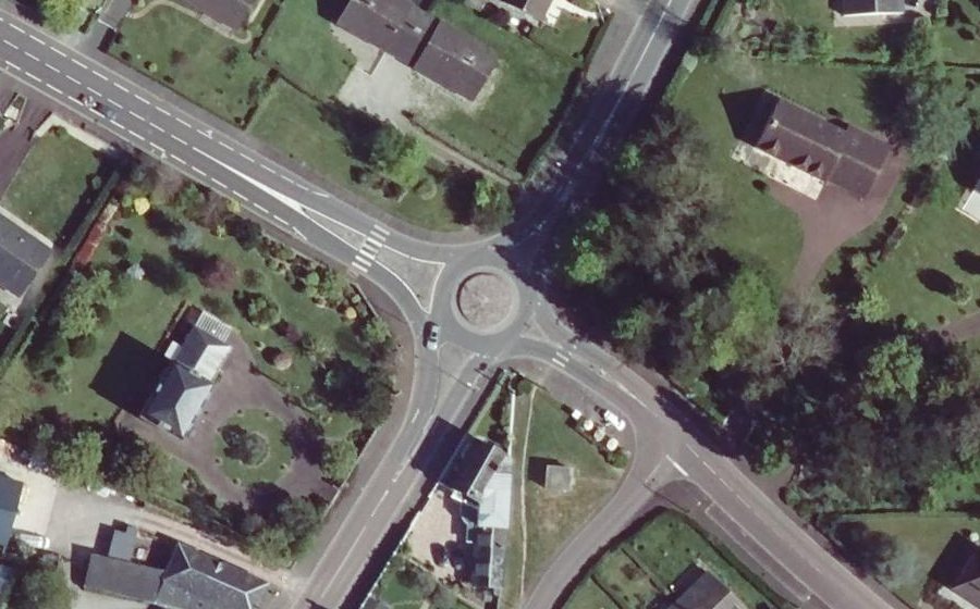Vue aérienne du Rond-point anonyme n°209650784