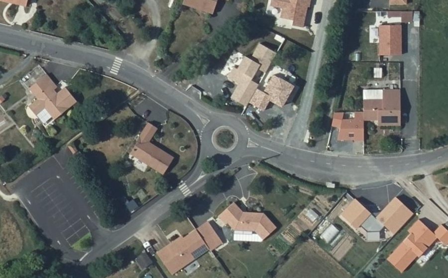 Vue aérienne du Rond-point anonyme n°209826805