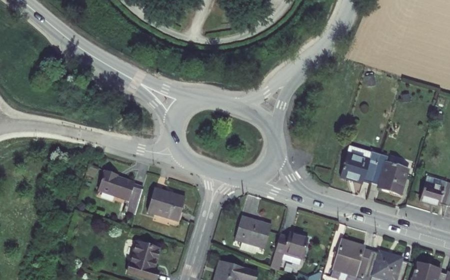 Vue aérienne du Rond-point anonyme n°209875345