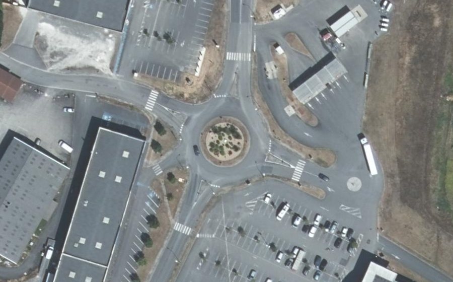 Vue aérienne du Rond-point anonyme n°209878383