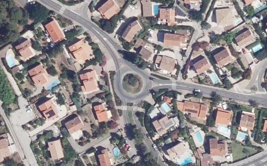 Vue aérienne du Rond-point anonyme n°210176878