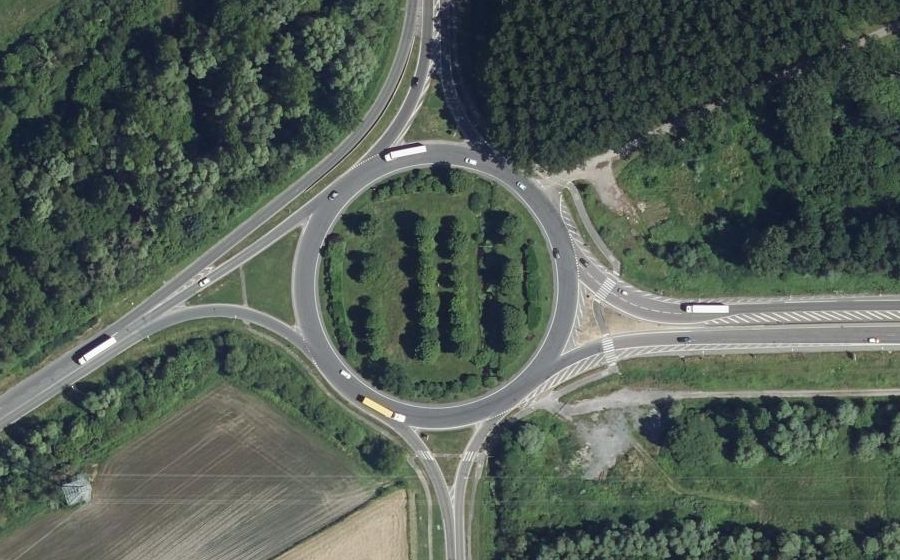 Vue aérienne du Rond-point anonyme n°210281494
