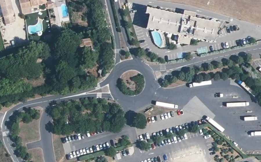 Vue aérienne du Rond-point anonyme n°210350544