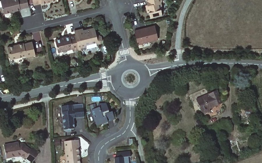 Vue aérienne du Rond-point anonyme n°210351653