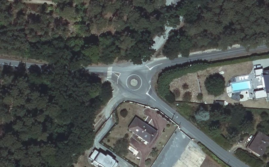 Vue aérienne du Rond-point anonyme n°210361635