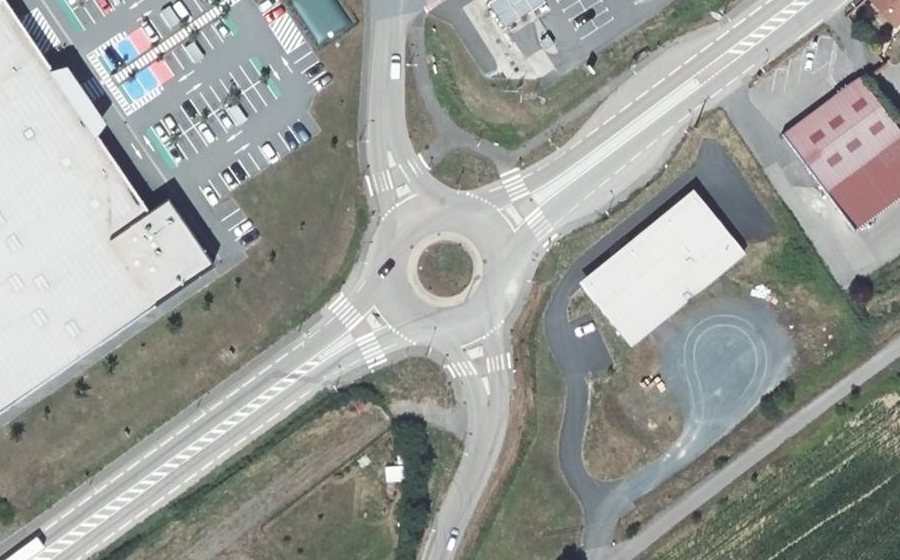 Vue aérienne du Rond-point anonyme n°210366667