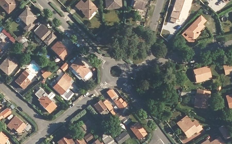 Vue aérienne du Rond-point anonyme n°210456807