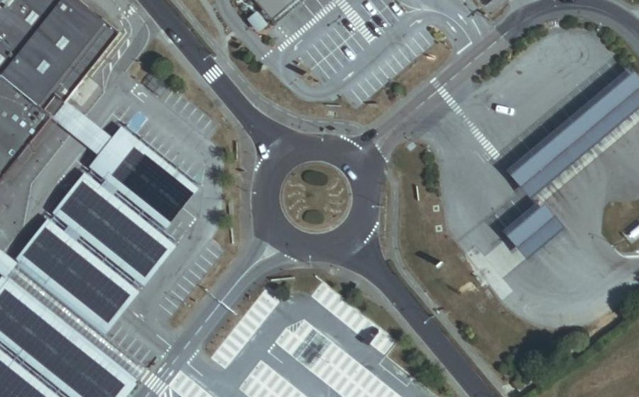 Vue aérienne du Rond-point anonyme n°210489406