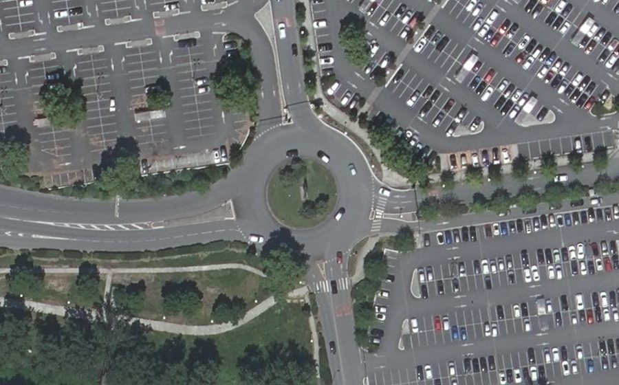 Vue aérienne du Rond-point anonyme n°210564761
