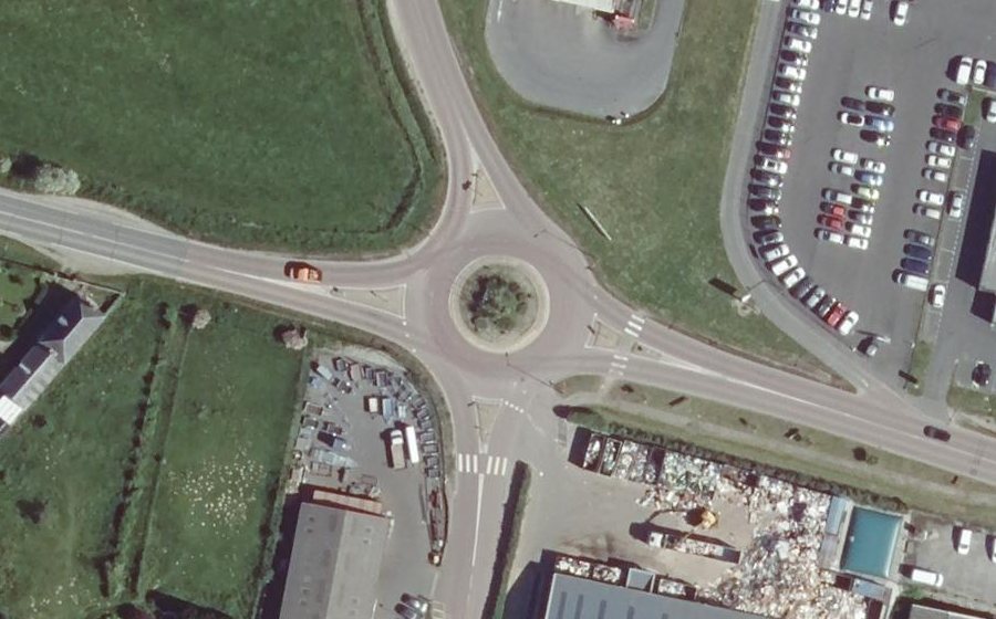 Vue aérienne du Rond-point anonyme n°210597725