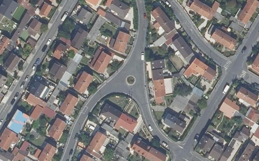 Vue aérienne du Rond-point anonyme n°210623858