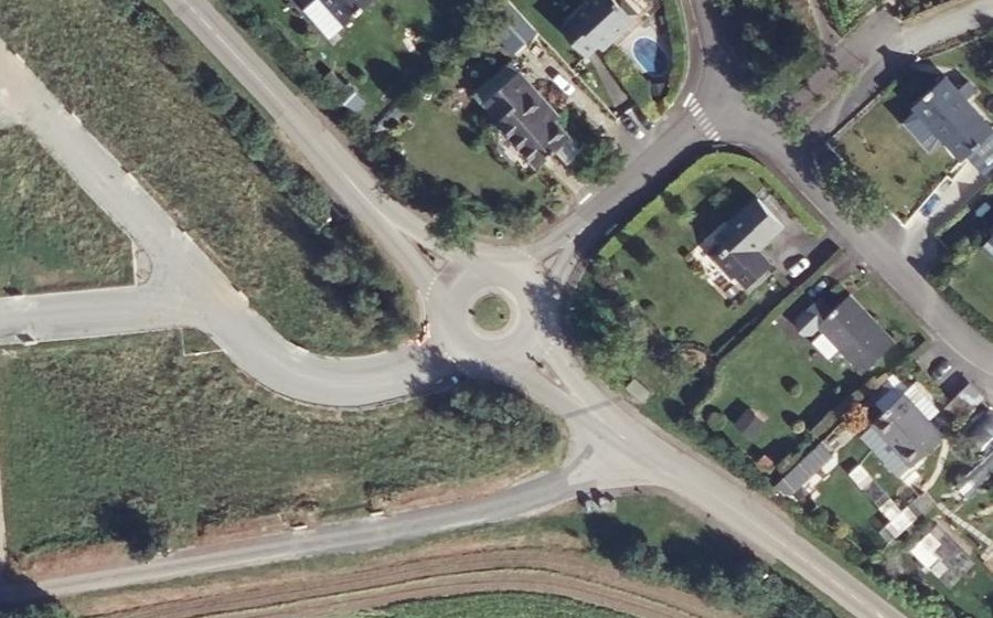 Vue aérienne du Rond-point anonyme n°210627952