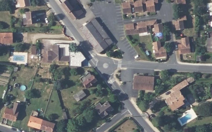 Vue aérienne du Rond-point anonyme n°210646202