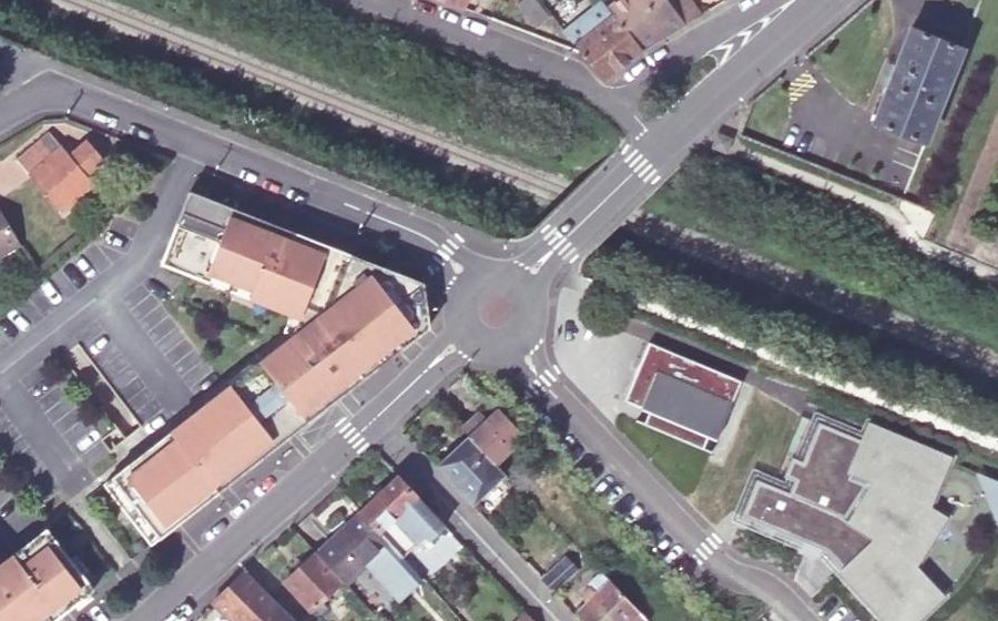 Vue aérienne du Rond-point anonyme n°210648746