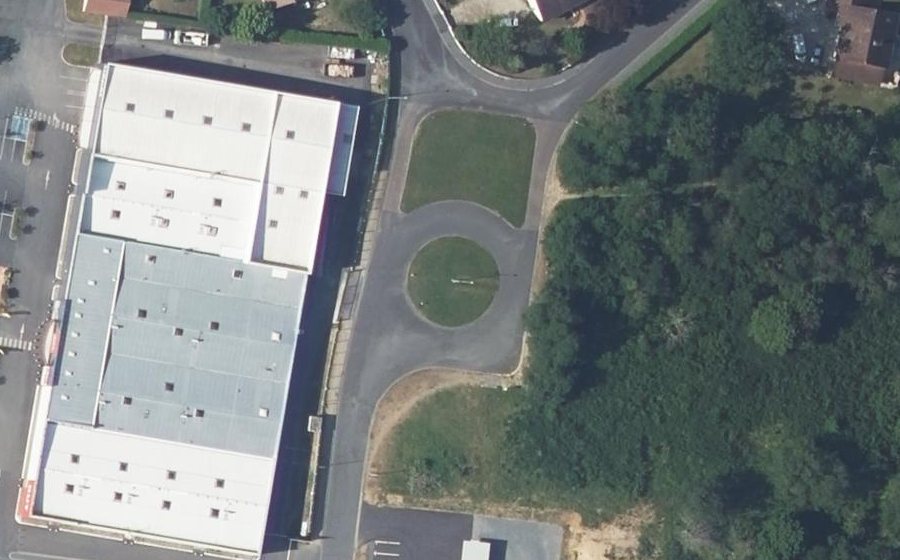 Vue aérienne du Rond-point anonyme n°210736124