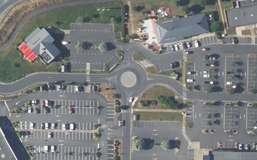 Vue aérienne du Rond-point anonyme n°210738787