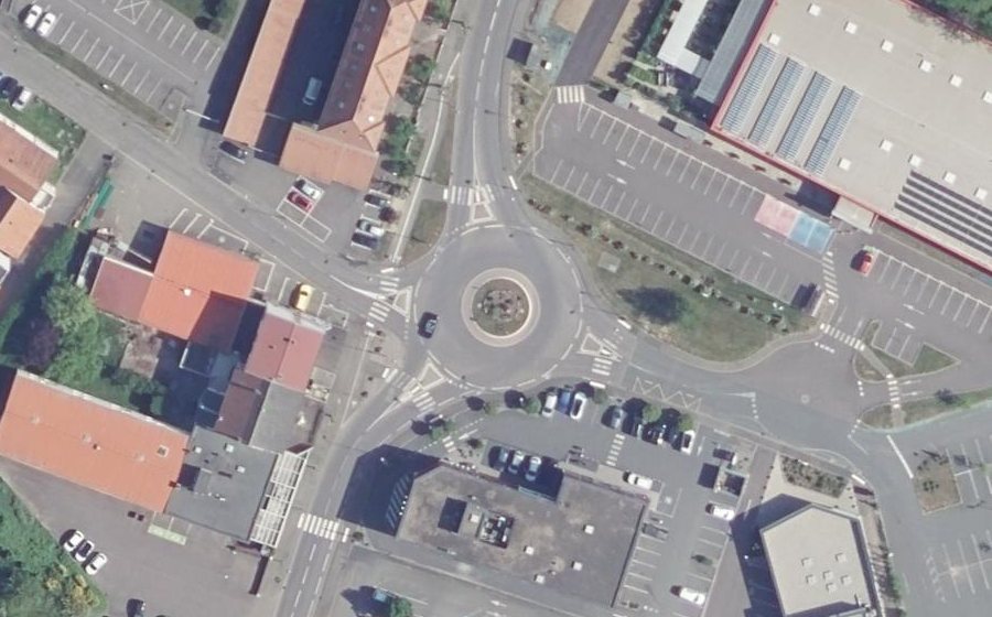 Vue aérienne du Rond-point anonyme n°210745480
