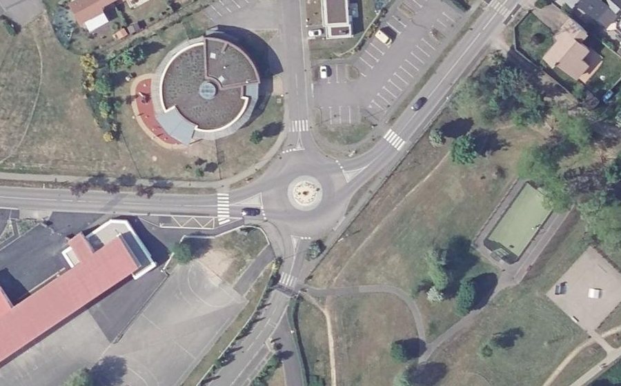 Vue aérienne du Rond-point anonyme n°210754726