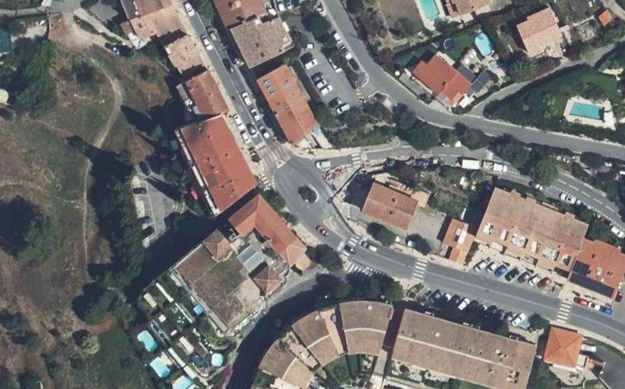 Vue aérienne du Rond-point anonyme n°210881446