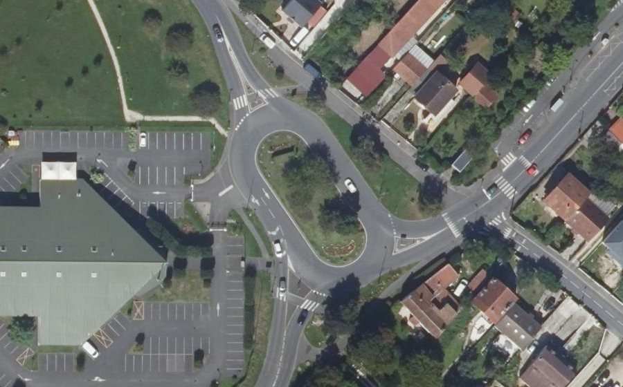 Vue aérienne du Rond-point anonyme n°210887412