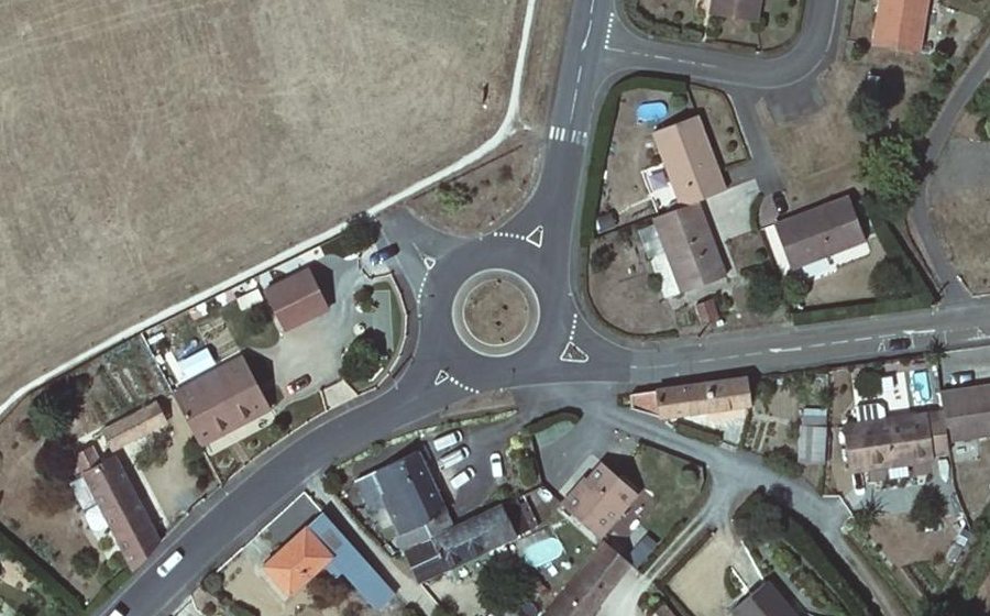 Vue aérienne du Rond-point anonyme n°210942417