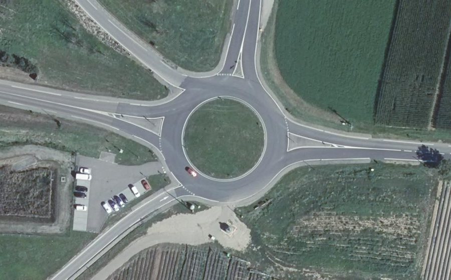 Vue aérienne du Rond-point anonyme n°211135560