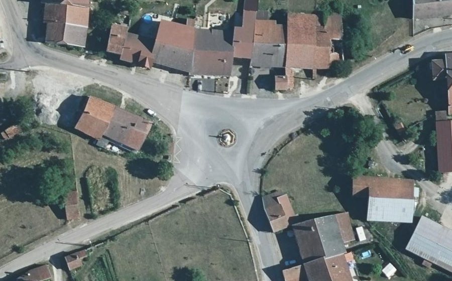 Vue aérienne du Rond-point anonyme n°211185263