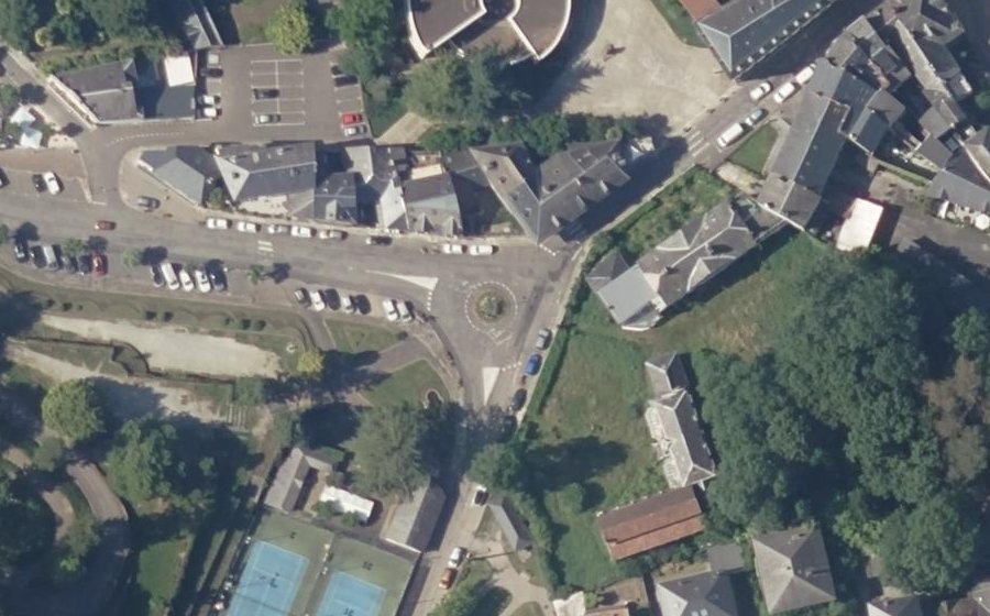 Vue aérienne du Rond-point anonyme n°211250581