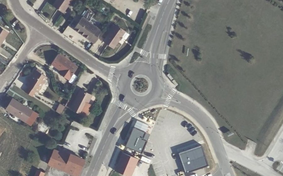 Vue aérienne du Rond-point anonyme n°211299727