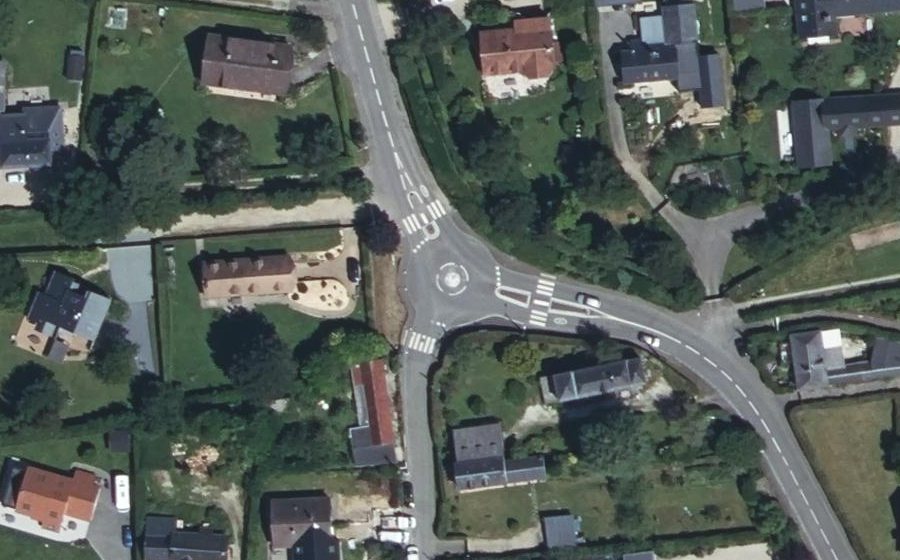 Vue aérienne du Rond-point anonyme n°211316245