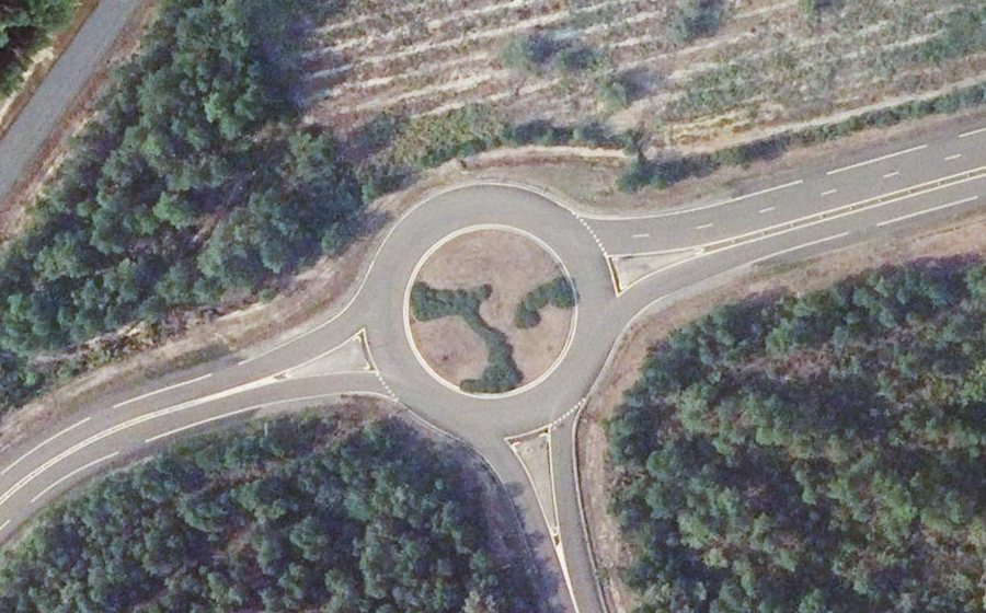 Vue aérienne du Rond-point anonyme n°211348643