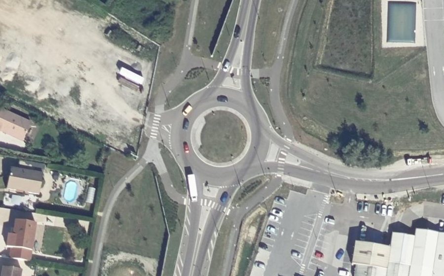 Vue aérienne du Rond-point anonyme n°211433539