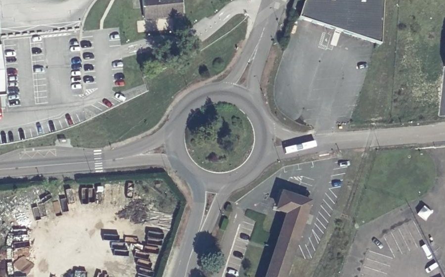 Vue aérienne du Rond-point anonyme n°211450392