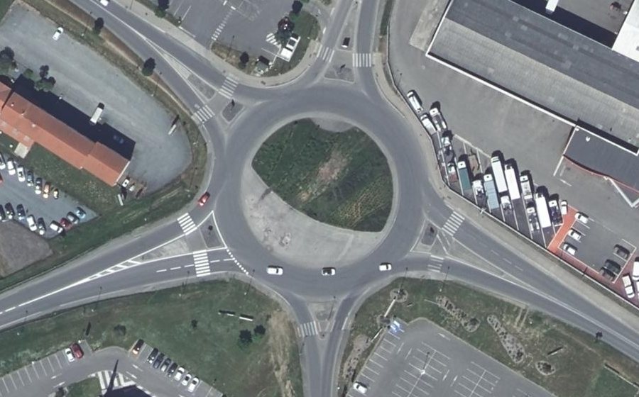 Vue aérienne du Rond-point anonyme n°211451601