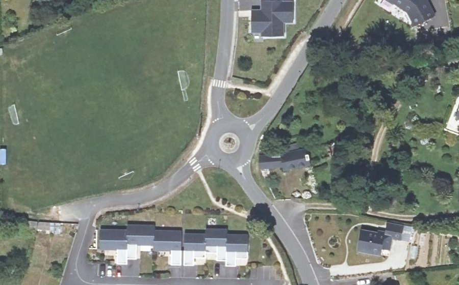Vue aérienne du Rond-point anonyme n°211639821