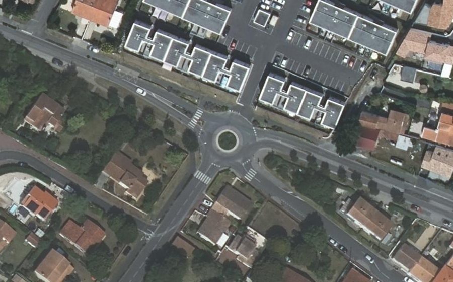 Vue aérienne du Rond-point anonyme n°211643801