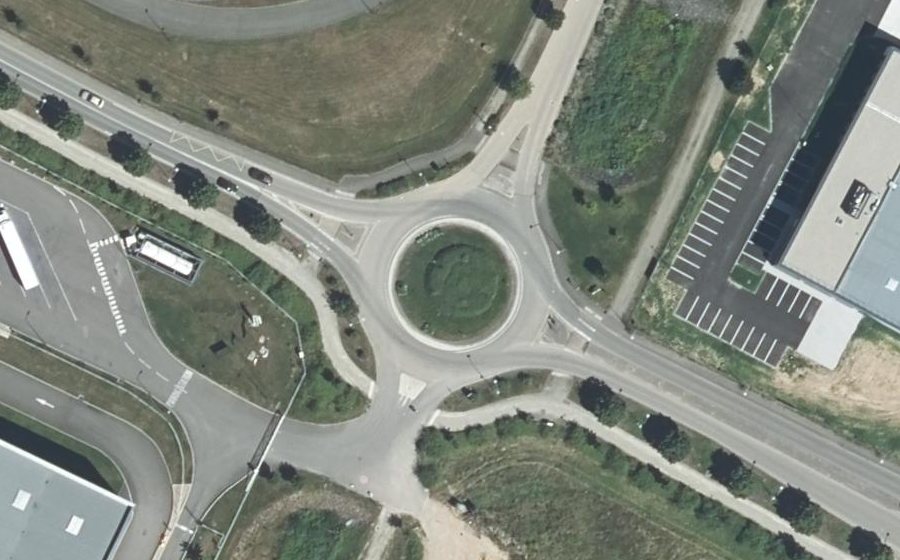 Vue aérienne du Rond-point anonyme n°211736851