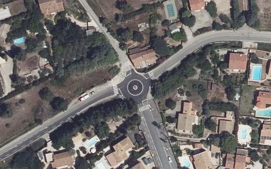 Vue aérienne du Rond-point anonyme n°211790475