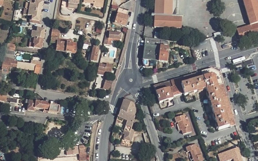 Vue aérienne du Rond-point anonyme n°211880722