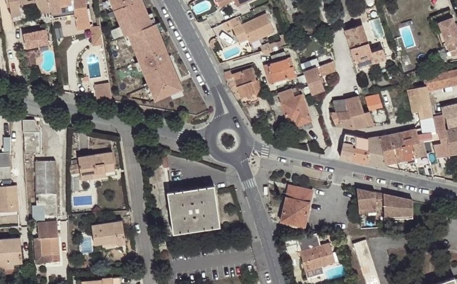 Vue aérienne du Rond-point anonyme n°211970896
