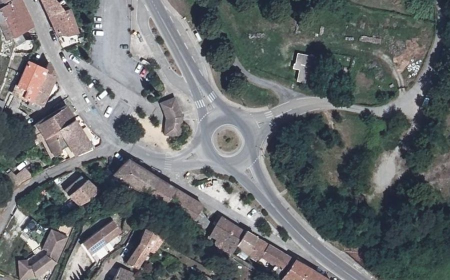 Vue aérienne du Rond-point anonyme n°211996493