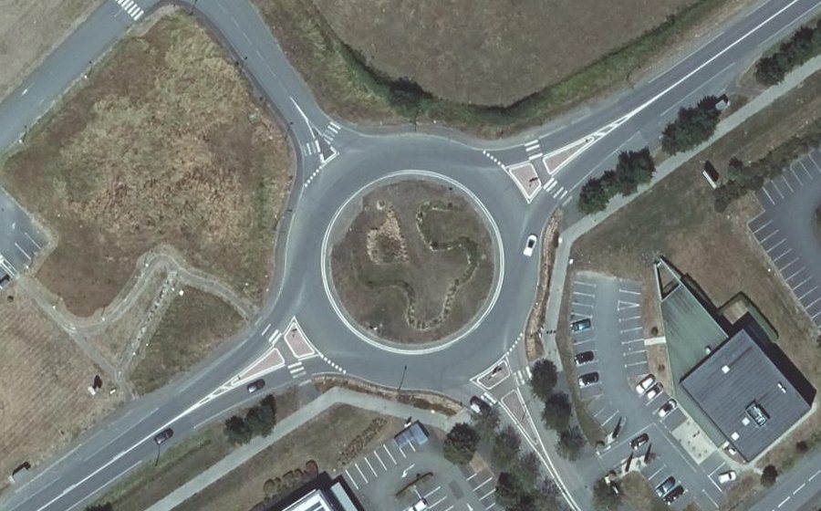 Vue aérienne du Rond-point anonyme n°212071678