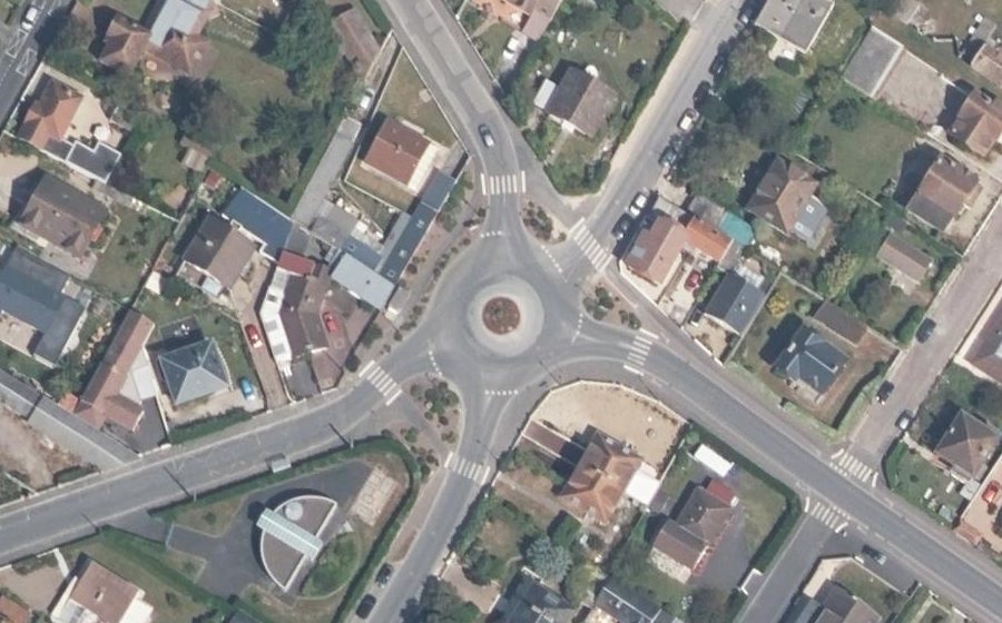 Vue aérienne du Rond-point anonyme n°212373772