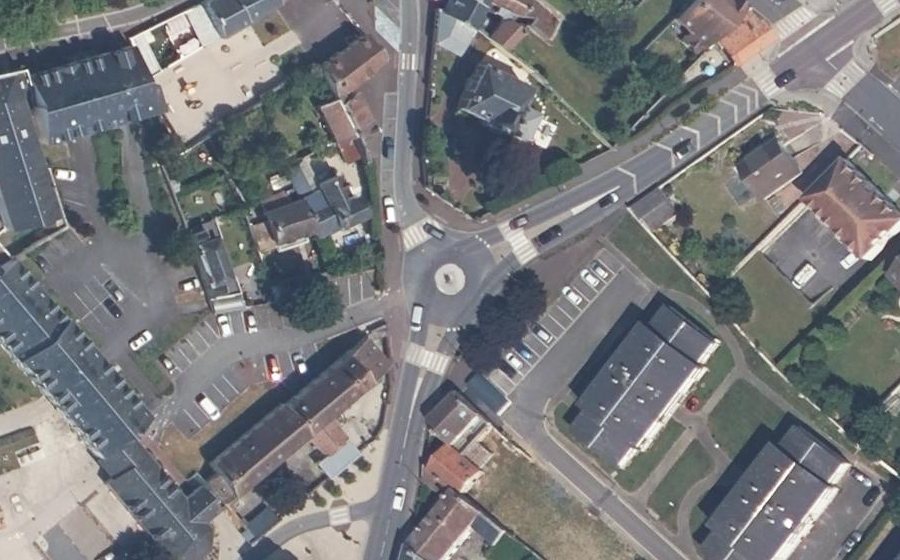 Vue aérienne du Rond-point anonyme n°212373783