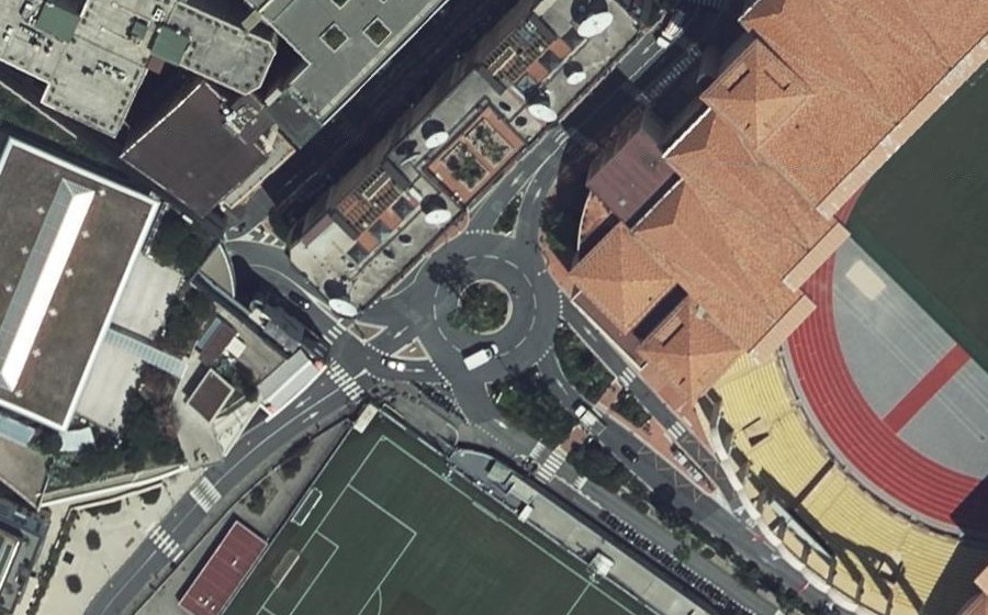 Vue aérienne du Rond-point anonyme n°212766110