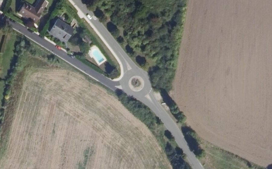Vue aérienne du Rond-point anonyme n°213165571