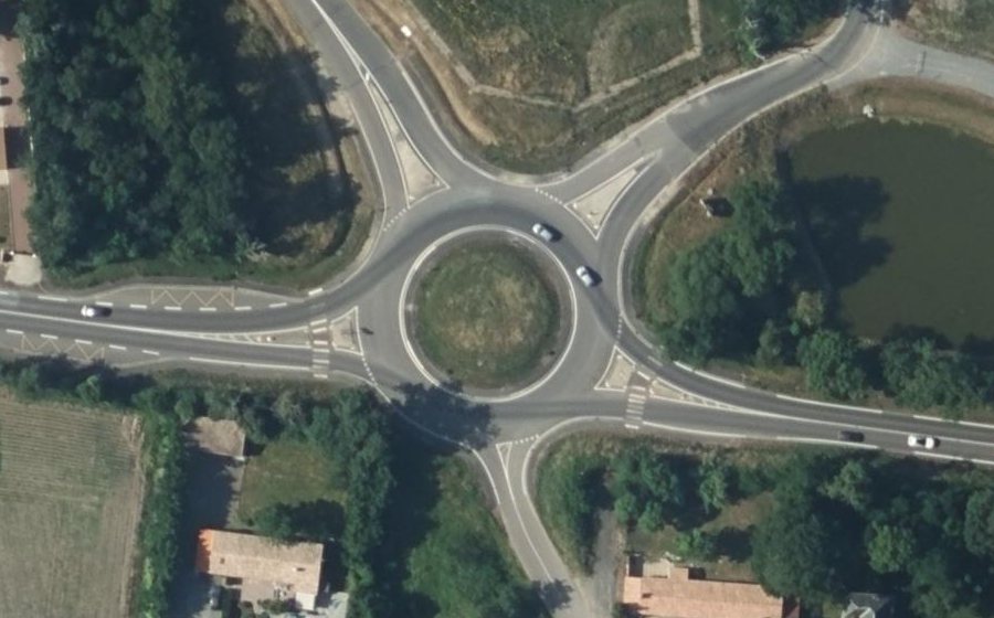 Vue aérienne du Rond-point anonyme n°213180893